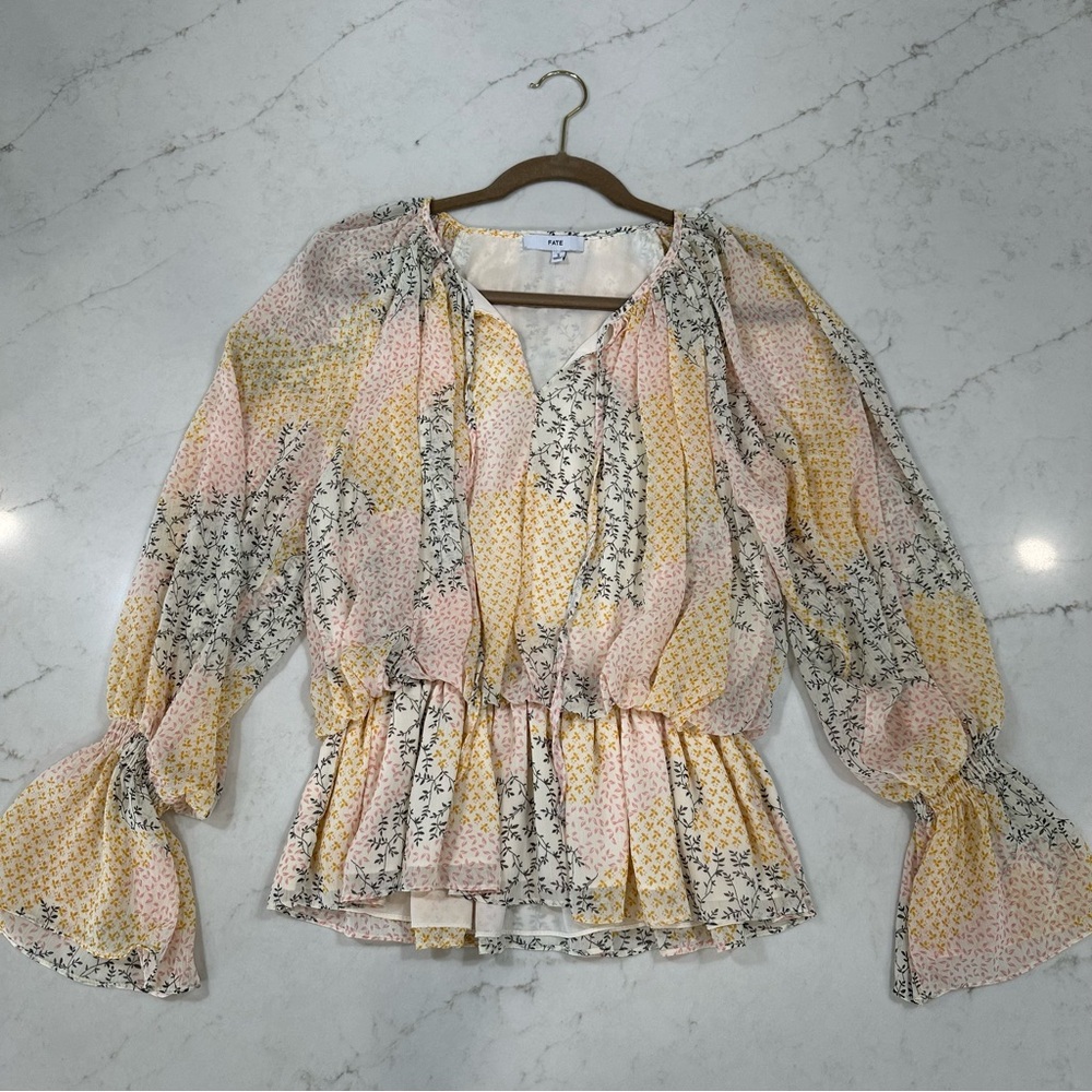 ✨MUST GO✨FATE Floral Peplum Blouse